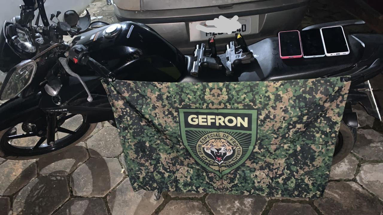 Gefron apreende duas armas de fogo e recupera uma motocicleta durante “Operação Hórus”, no bairro quinze